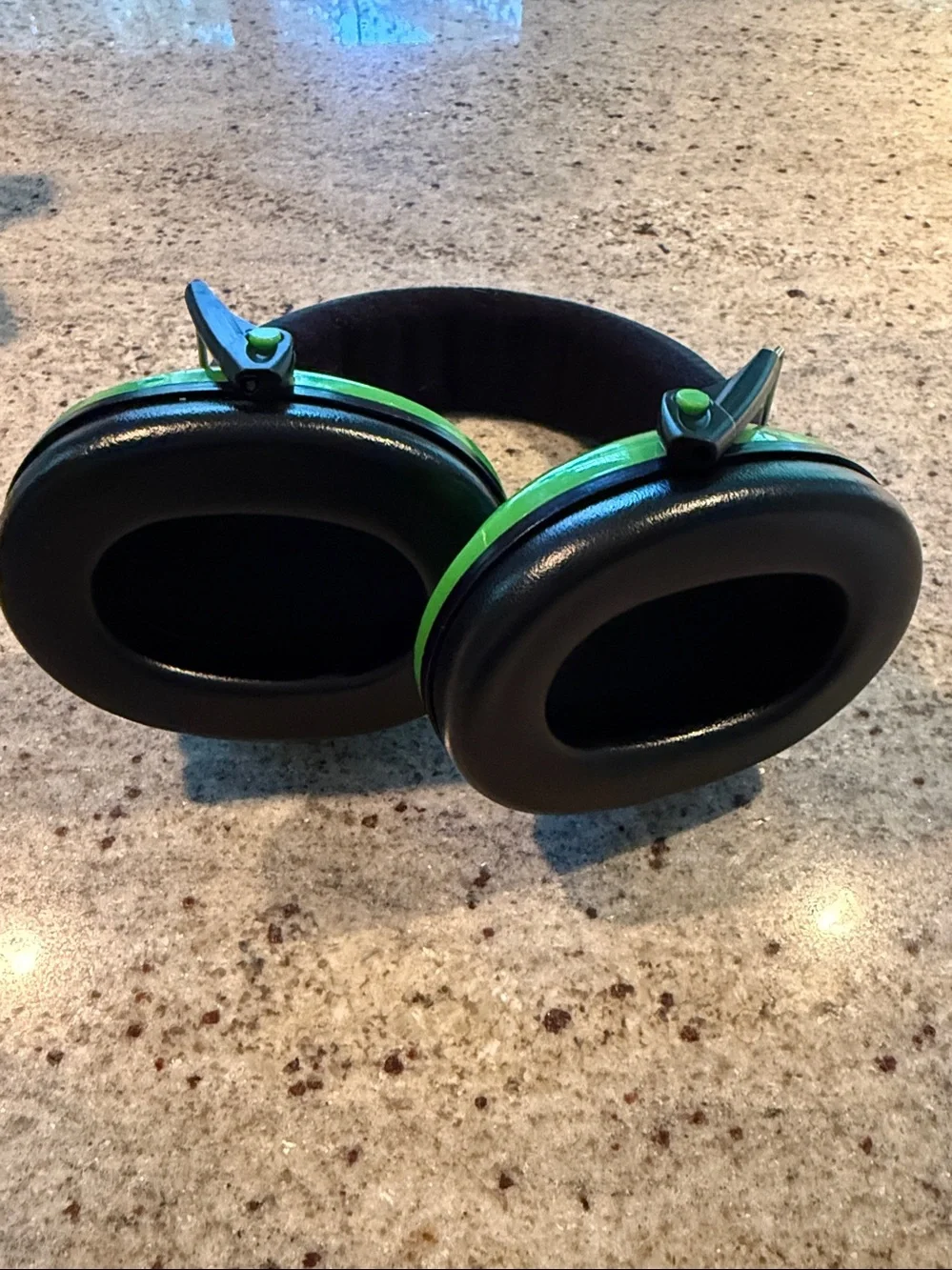 Like New- Snug Safe n Sound Kids Ear Defenders Earmuffs Noise Cancelation